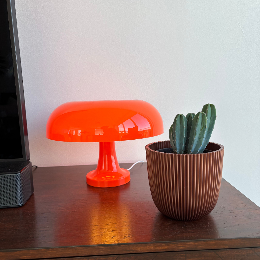 "Retro oranje mushroom tafellamp, kunststof, paddenstoelvorm, glanzende kap, sfeervolle vintage decoratie voor huis."