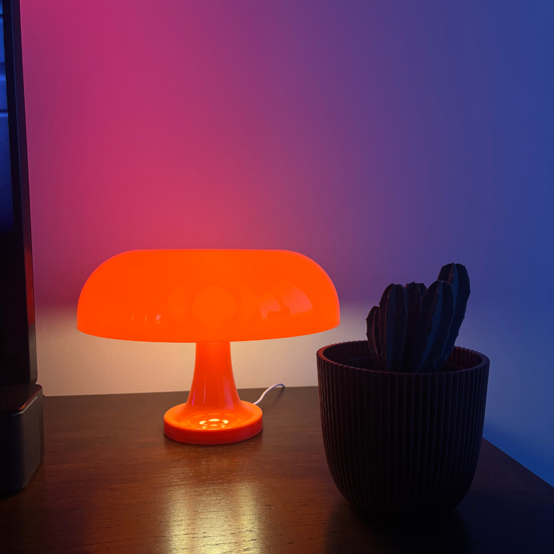"Retro oranje mushroom tafellamp, kunststof, paddenstoelvorm, glanzende kap, sfeervolle vintage decoratie voor huis."