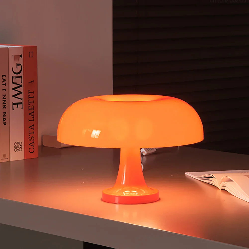 "Retro oranje mushroom tafellamp, kunststof, paddenstoelvorm, glanzende kap, sfeervolle vintage decoratie voor huis."
