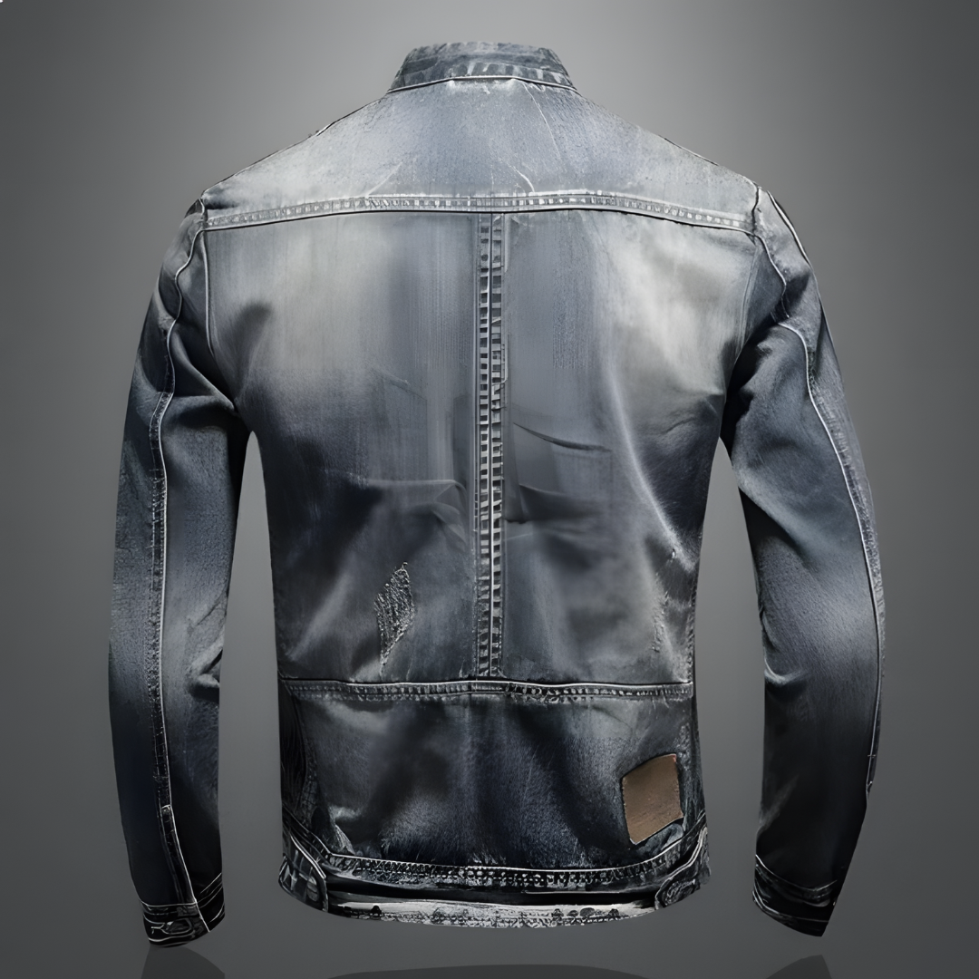 "Retro spijkerjack in iconische bikerstijl, robuust denim, avontuurlijke uitstraling, veelzijdige mannenjas."