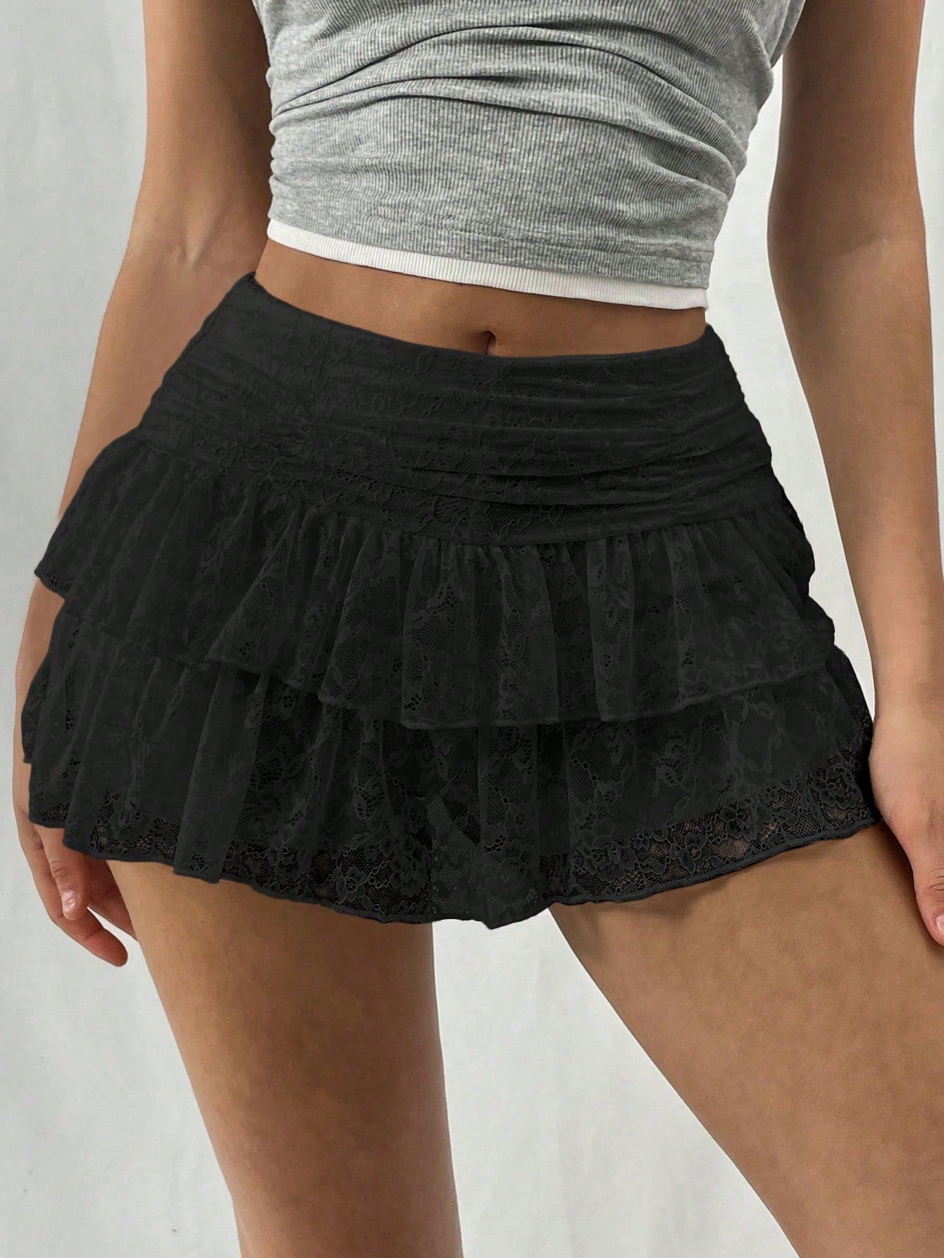 "Romantische luchtige kanten rok met ruches, brede tailleband en ingebouwd shortje in diverse kleuren, ideaal voor zomer"