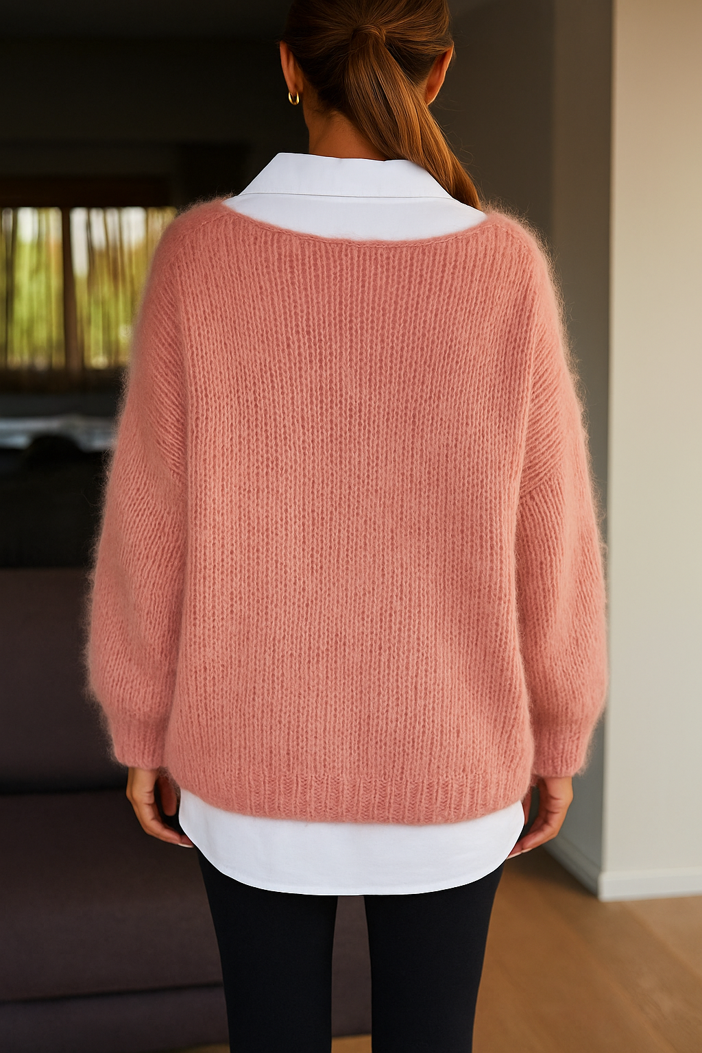 "Roze oversized mohair trui, zacht en luchtig, voor casual damesoutfits. Trendy en warm met luxe uitstraling."