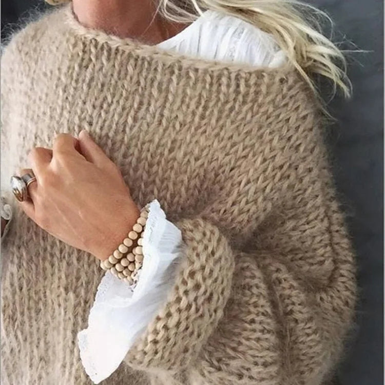 "Roze oversized mohair trui, zacht en luchtig, voor casual damesoutfits. Trendy en warm met luxe uitstraling."
