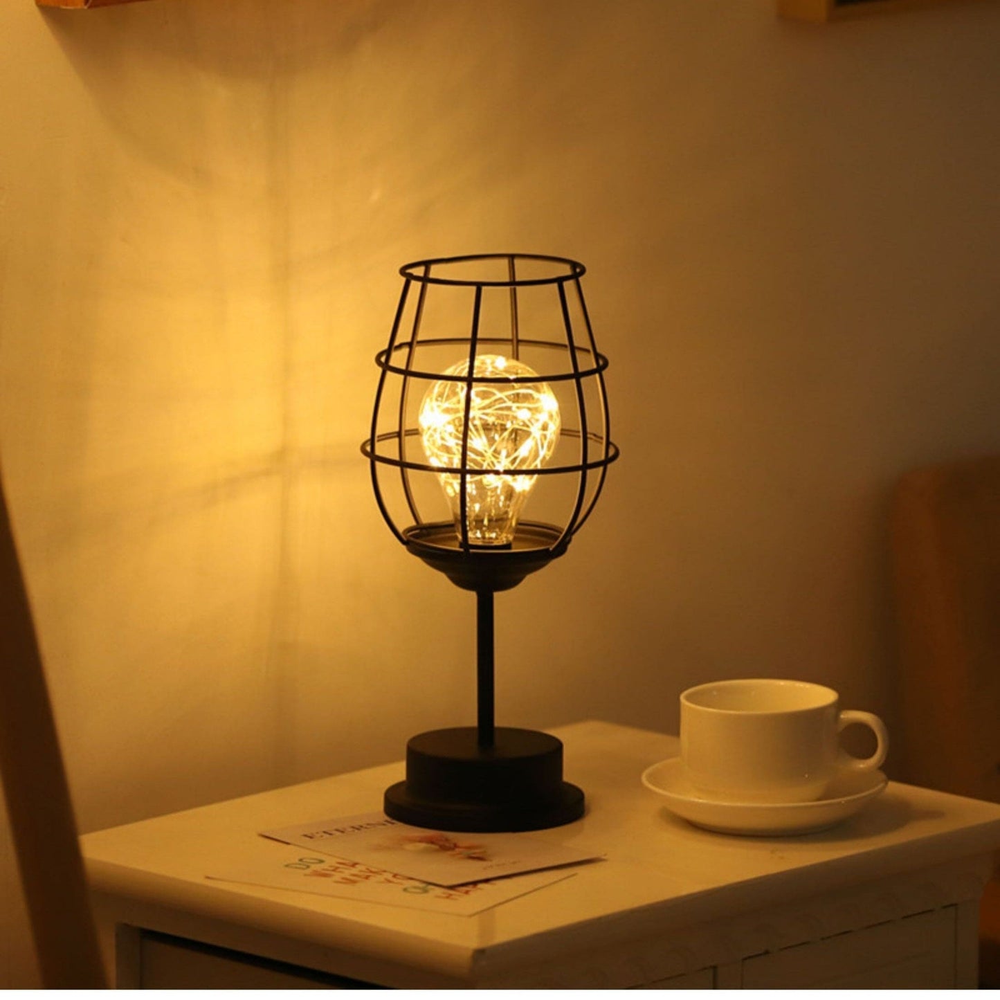 "Rustieke tafellamp met industrieel ontwerp, straalt warm licht uit, ideaal voor sfeerverlichting in moderne interieurs."