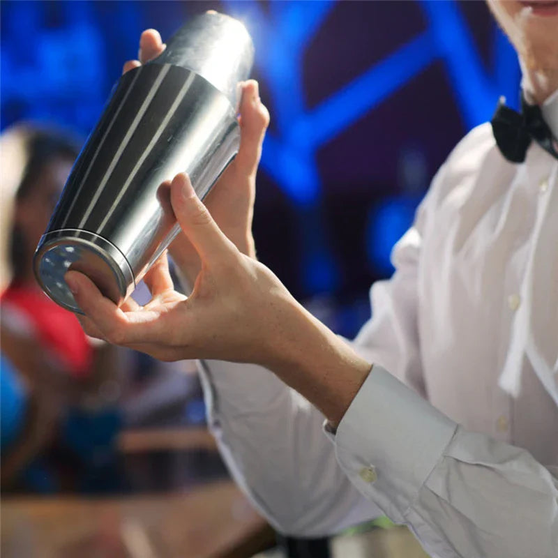 "RVS cocktailshaker set, 8-delig, met barlepel, muddler, en jigger; ideaal voor professionele en thuisbar gebruik."