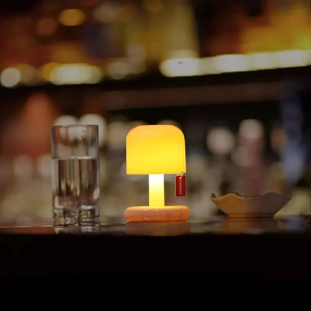 "Sfeervolle mini zonsondergang LED tafellamp met warme gloed, USB-oplaadbaar en compact ontwerp voor romantische ambiance."