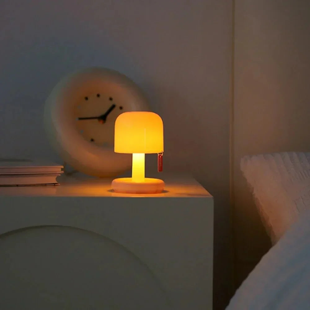 "Sfeervolle mini zonsondergang LED tafellamp met warme gloed, USB-oplaadbaar en compact ontwerp voor romantische ambiance."