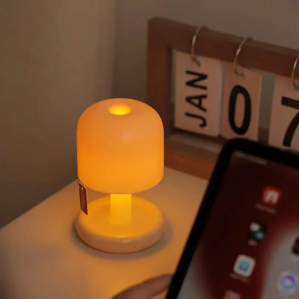 "Sfeervolle mini zonsondergang LED tafellamp met warme gloed, USB-oplaadbaar en compact ontwerp voor romantische ambiance."