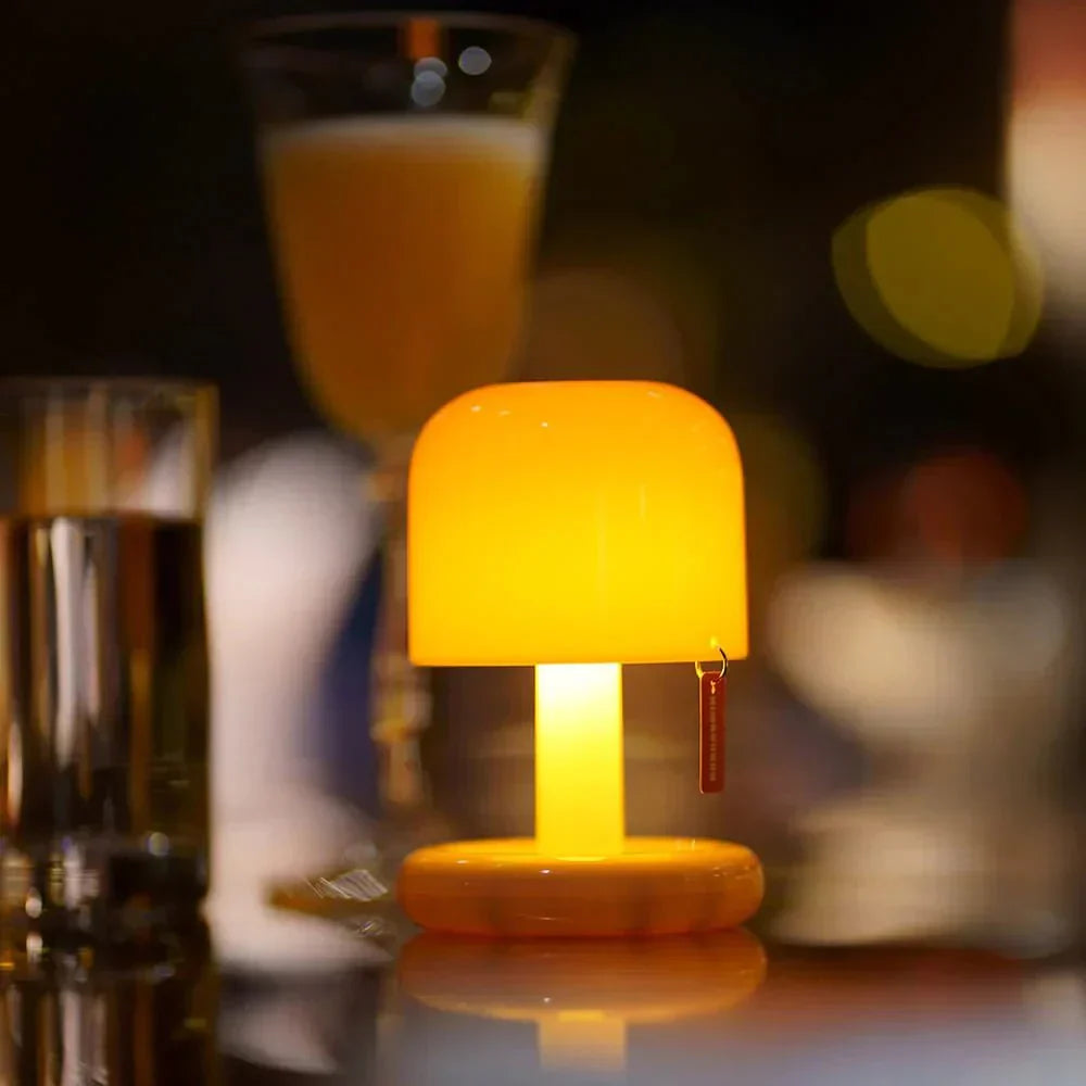 "Sfeervolle mini zonsondergang LED tafellamp met warme gloed, USB-oplaadbaar en compact ontwerp voor romantische ambiance."