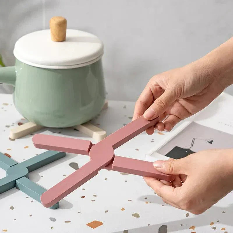 "Siliconen warmtebestendige pad, vouwbaar en antislip, beschermt tafels tegen hitte, compact en duurzaam, blauwe kleur."