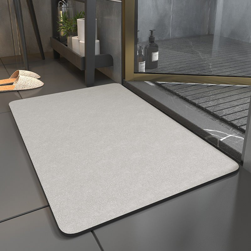Snel drogende antislip badmat in lichtgrijs, absorberend textiel met zachte textuur voor veilige en hygiënische badkamer.