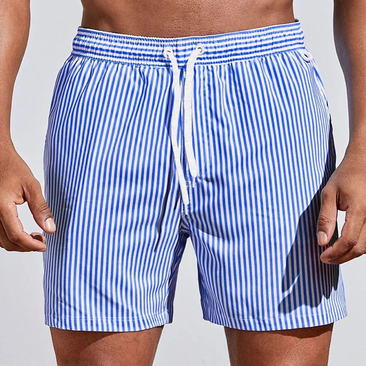 "Sneldrogende heren board short, lichtblauw, elastische tailleband, stijlvolle strandkleding voor zomerse looks."