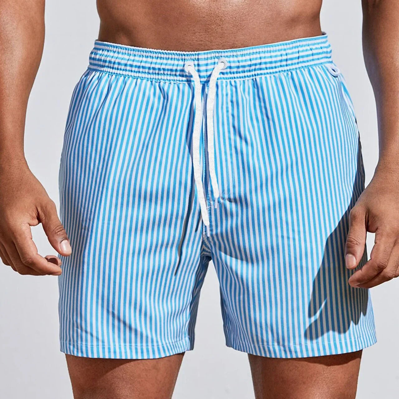 "Sneldrogende heren board short, lichtblauw, elastische tailleband, stijlvolle strandkleding voor zomerse looks."