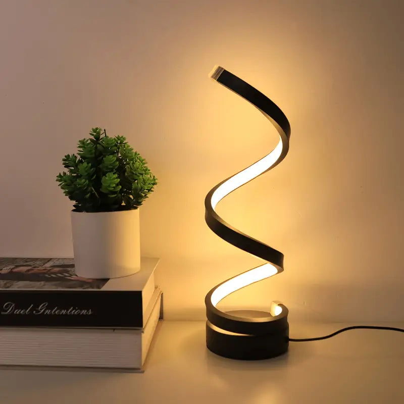 "Spiraalvormige moderne tafellamp met dimbare LED-verlichting op een houten tafel voor een stijlvolle ambiance in de kamer."