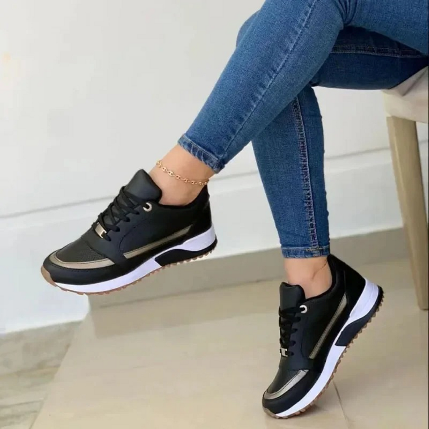 "Sportieve leren damesschoenen met zachte witte zool, elegant design in blauw, licht bruin of zwart, veelzijdig en stijlvol."