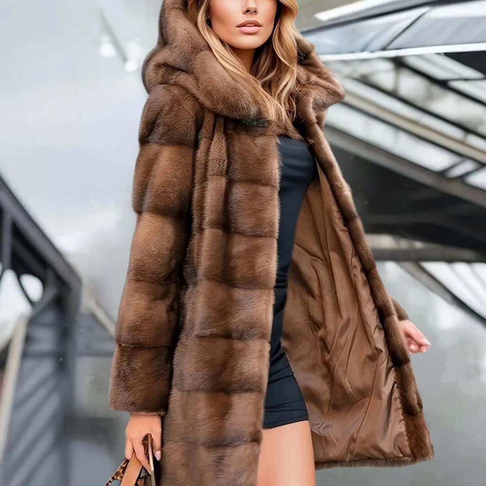 "Stijlvol damesjack met capuchon, warm bruin imitatiebont, elegant ontwerp, ideaal voor herfst en winter, vrouwelijke pasvorm