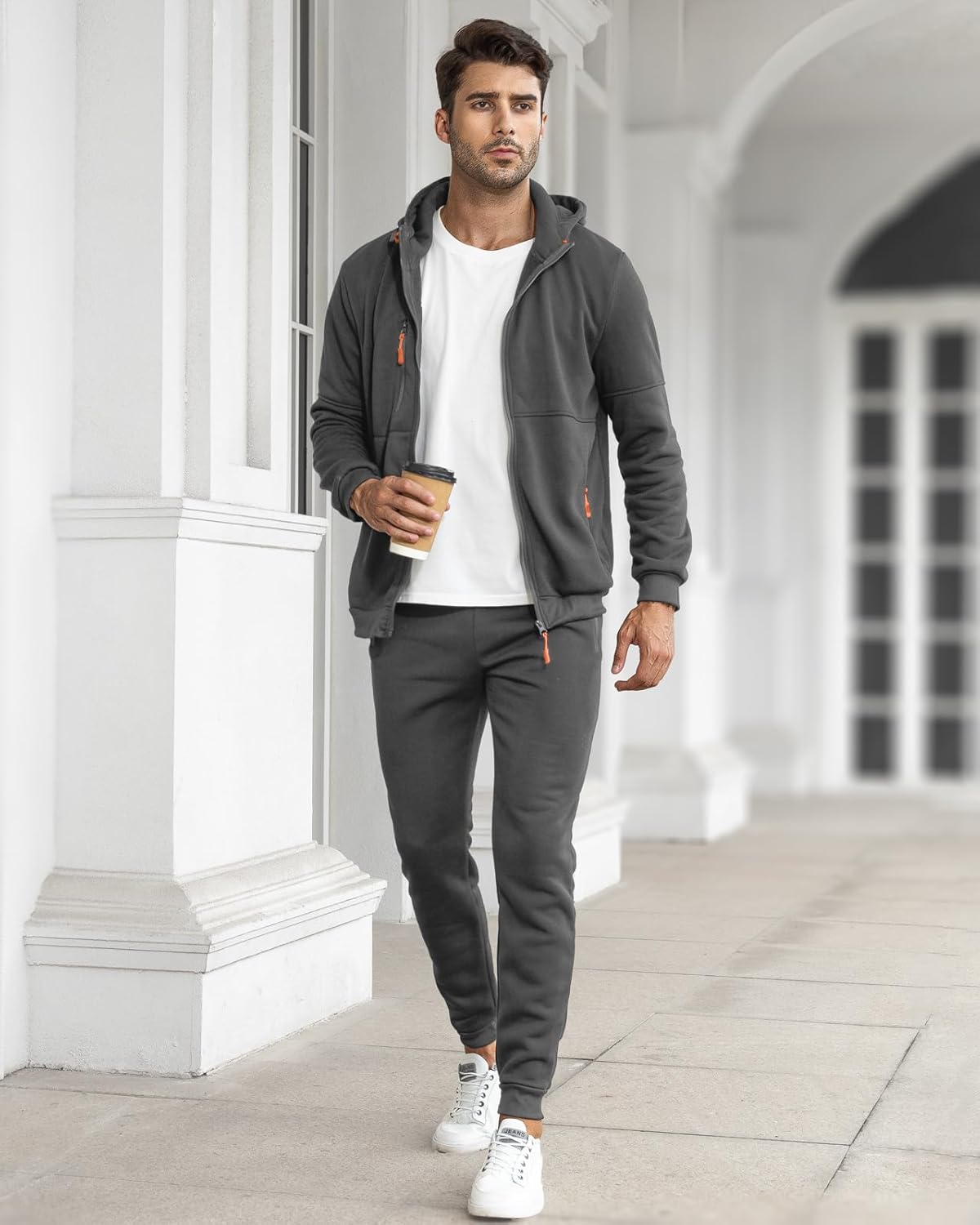 "Stijlvol Jamie trainingspak heren: ademend, grijs/slim-fit pullover en broek, ideaal voor sport en casual wear."