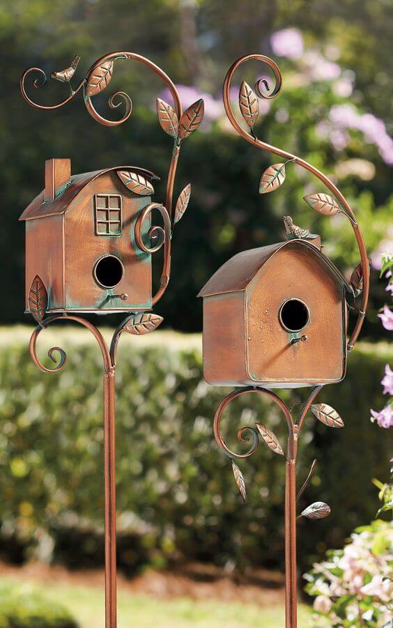 "Stijlvol metalen tuin vogelhuisje stake met 3D bloemen en bladeren, duurzaam en weerbestendig, perfect als tuin decor."