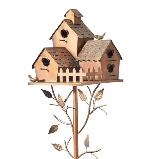 "Stijlvol metalen tuin vogelhuisje stake met 3D bloemen en bladeren, duurzaam en weerbestendig, perfect als tuin decor."