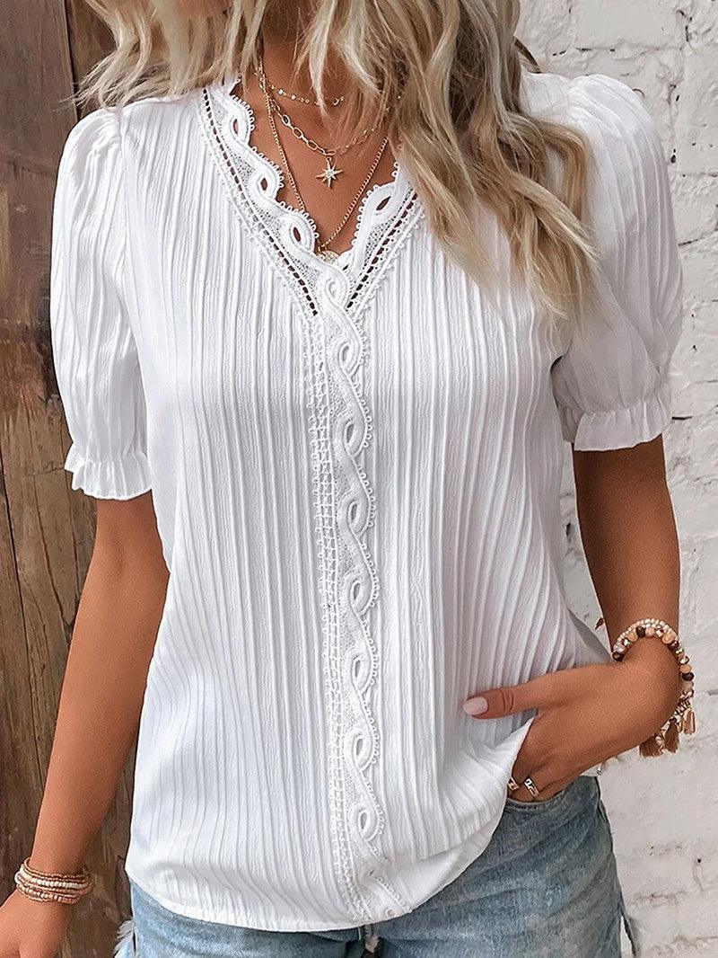 "Stijlvol V-hals dames T-shirt met elegante kantdetails, subtiele romantiek in witte kleur, comfortabele pasvorm."