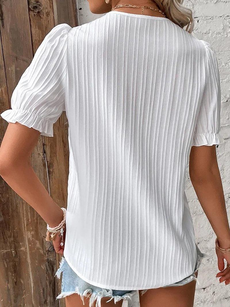 "Stijlvol V-hals dames T-shirt met elegante kantdetails, subtiele romantiek in witte kleur, comfortabele pasvorm."