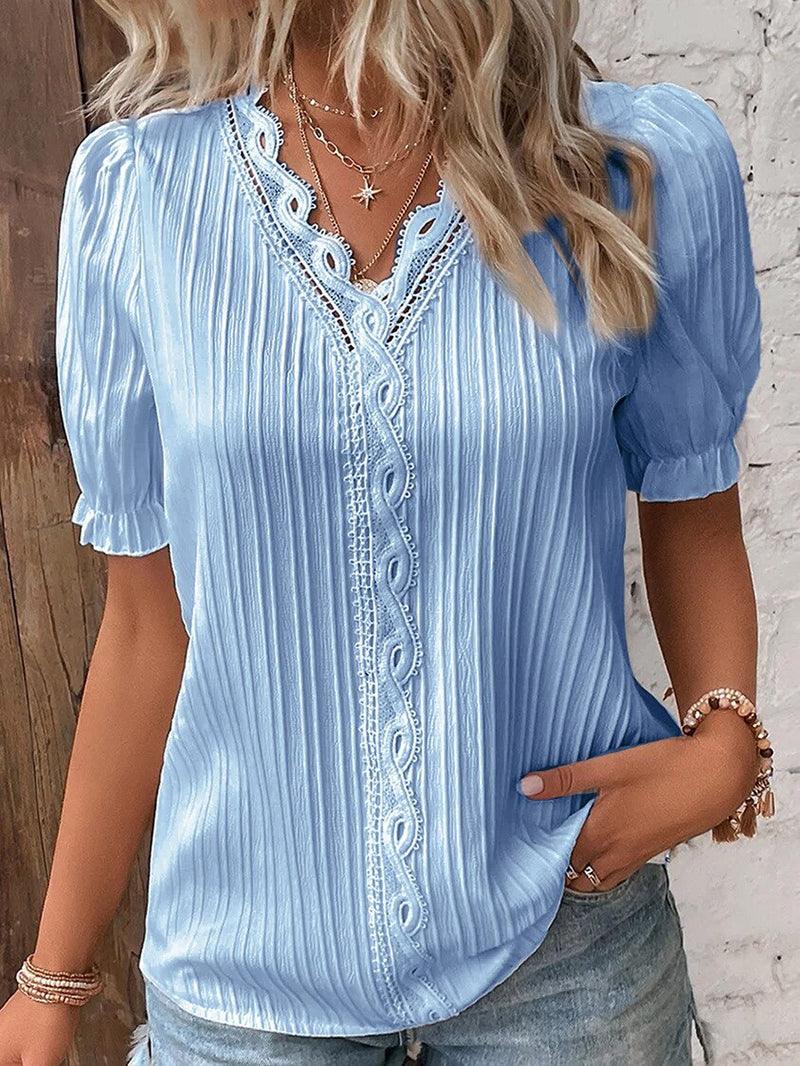 "Stijlvol V-hals dames T-shirt met elegante kantdetails, subtiele romantiek in witte kleur, comfortabele pasvorm."
