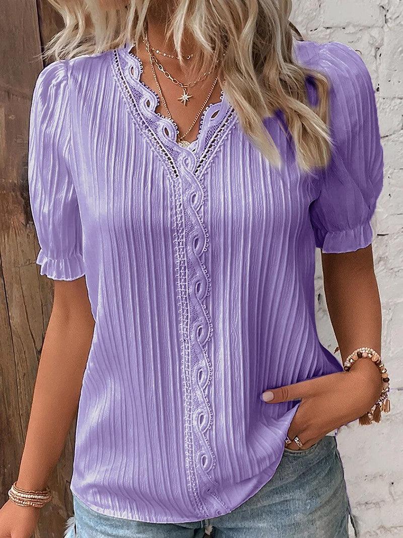 "Stijlvol V-hals dames T-shirt met elegante kantdetails, subtiele romantiek in witte kleur, comfortabele pasvorm."