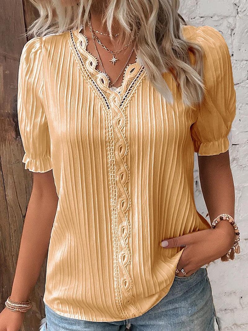 "Stijlvol V-hals dames T-shirt met elegante kantdetails, subtiele romantiek in witte kleur, comfortabele pasvorm."