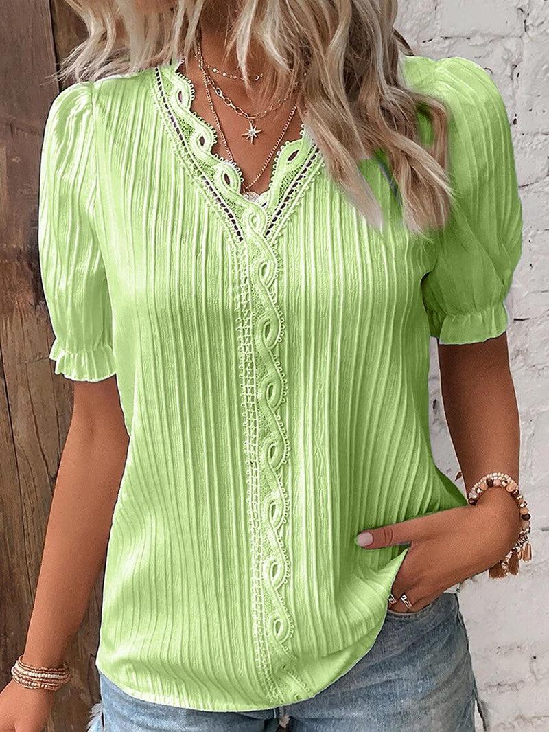 "Stijlvol V-hals dames T-shirt met elegante kantdetails, subtiele romantiek in witte kleur, comfortabele pasvorm."