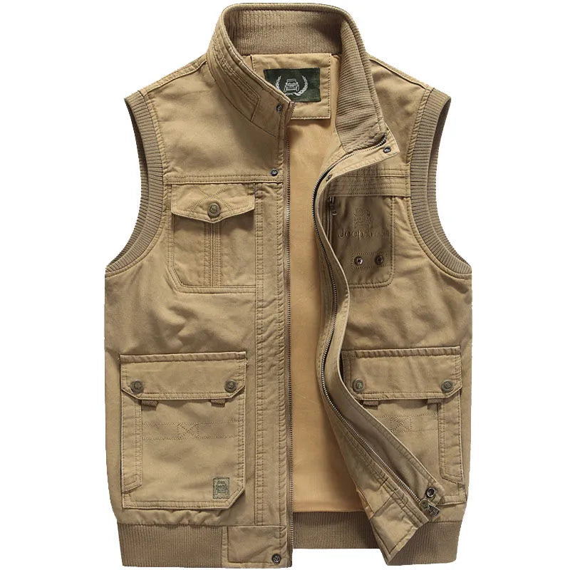 "Stijlvol vintage gilet voor heren met klassiek design en meerdere zakken, perfect voor diverse outfits."