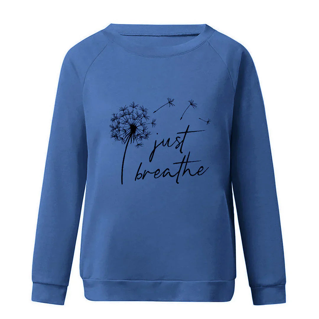 Stijlvolle Aria damestrui met 'Just Breathe' print, warme acrylstof, ronde hals, en lange mouwen voor comfort en stijl.
