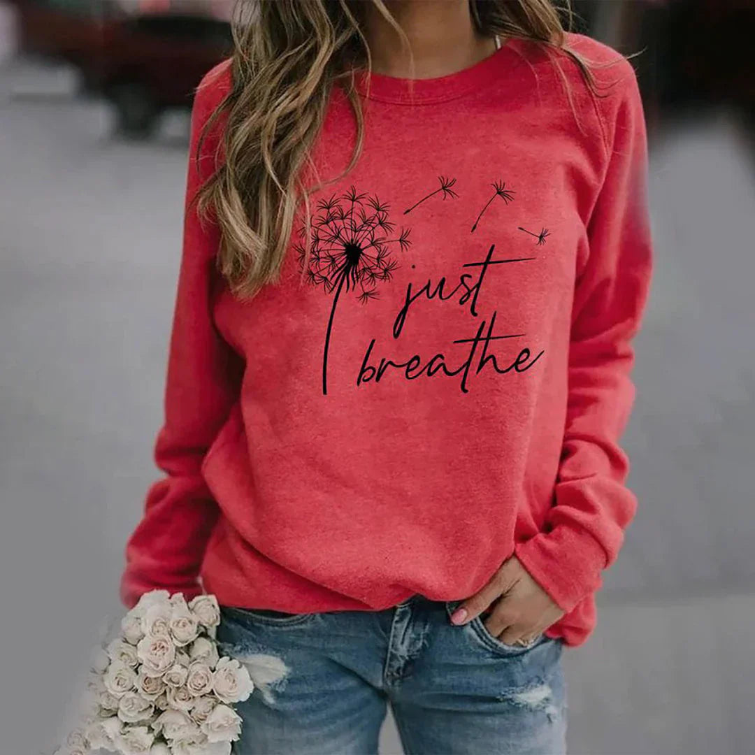 Stijlvolle Aria damestrui met 'Just Breathe' print, warme acrylstof, ronde hals, en lange mouwen voor comfort en stijl.