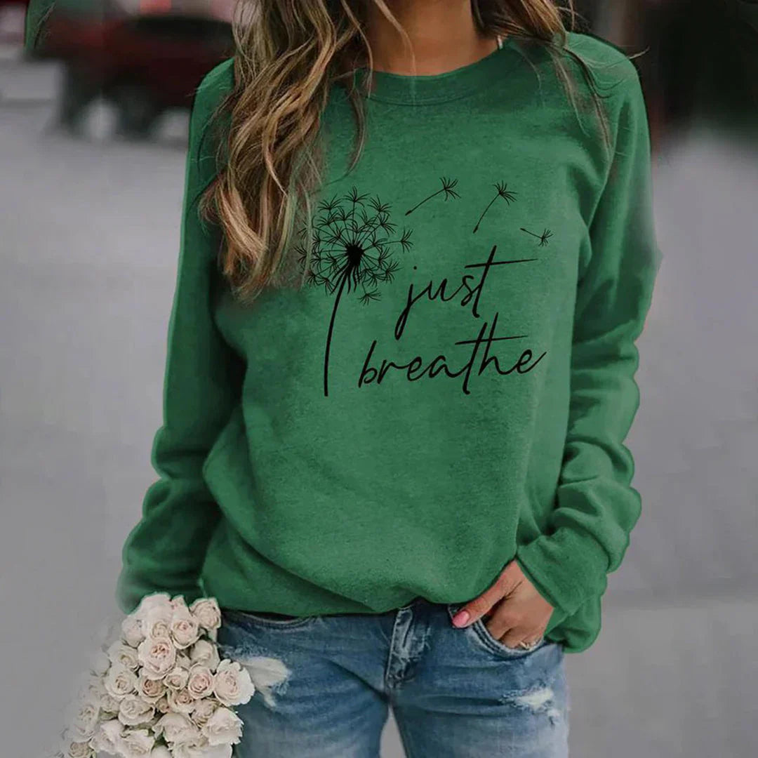 Stijlvolle Aria damestrui met 'Just Breathe' print, warme acrylstof, ronde hals, en lange mouwen voor comfort en stijl.