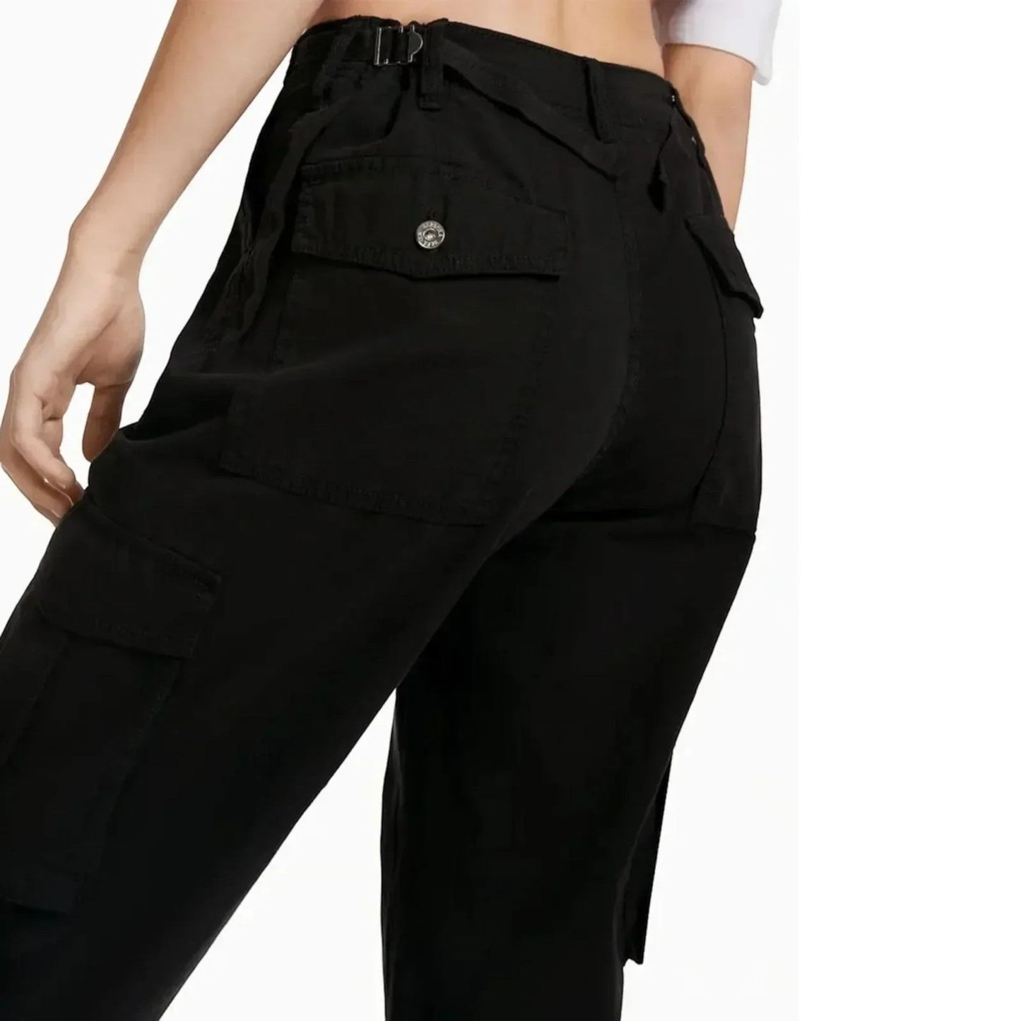 Stijlvolle blauwe cargo broek met verstelbare taille en cargozakken, ideaal voor moderne vrouwen. Comfortabel en trendy.