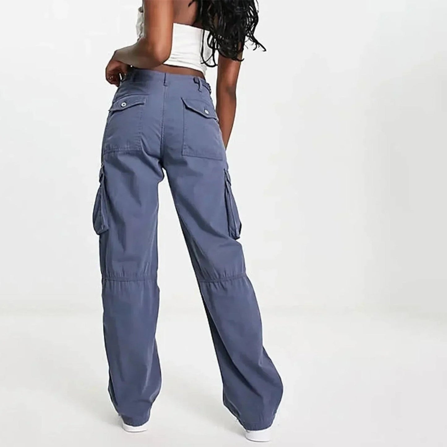 Stijlvolle blauwe cargo broek met verstelbare taille en cargozakken, ideaal voor moderne vrouwen. Comfortabel en trendy.