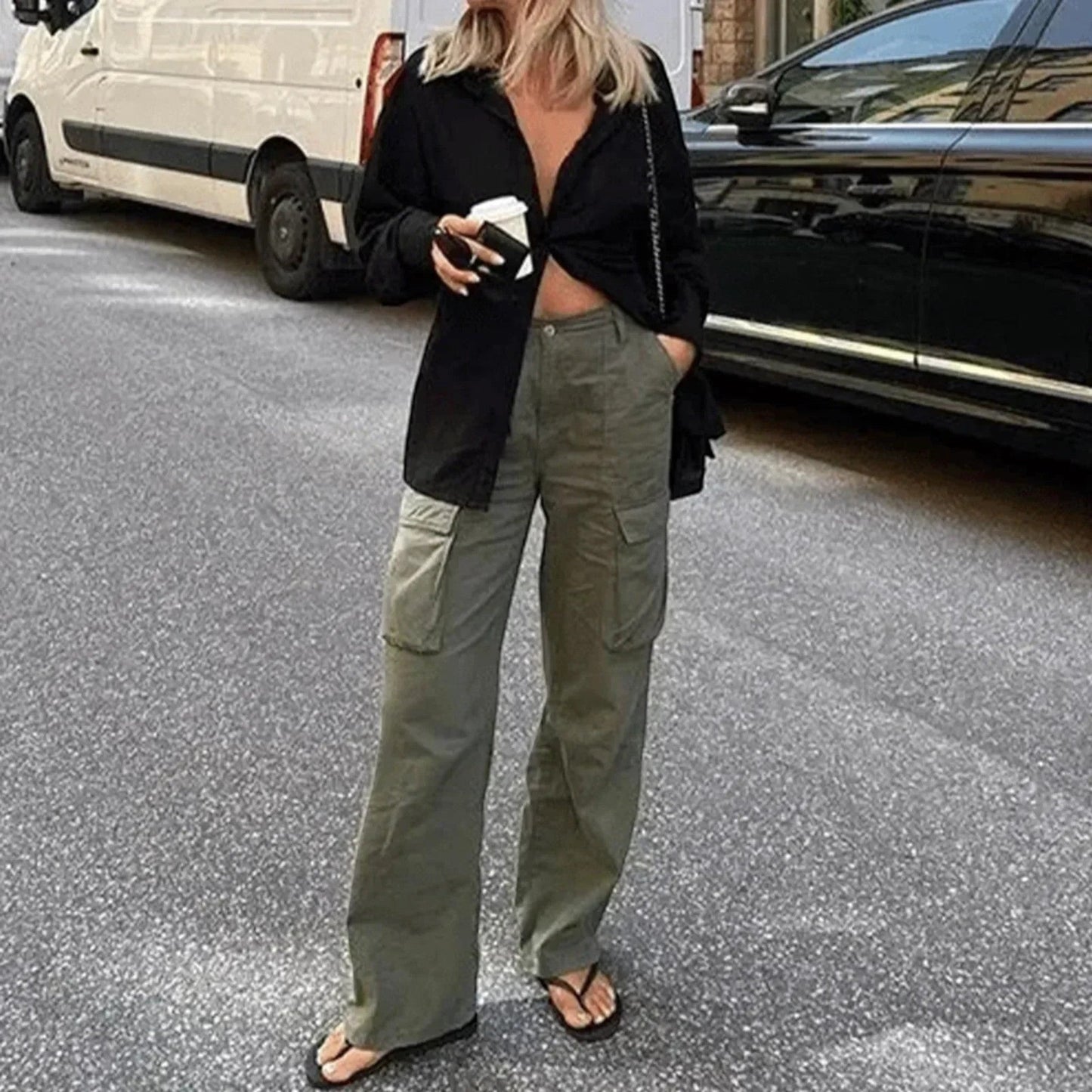 Stijlvolle blauwe cargo broek met verstelbare taille en cargozakken, ideaal voor moderne vrouwen. Comfortabel en trendy.