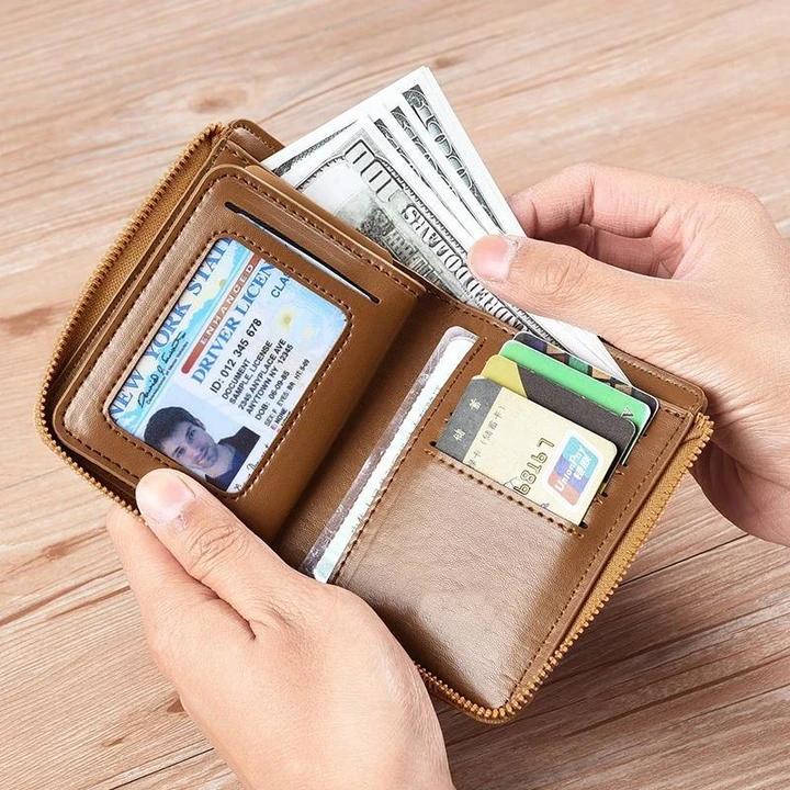 "Stijlvolle compacte RFID portemonnee voor dames, beige PU-leer, strakke look, veilige kaartsleuven, moderne accessoire."