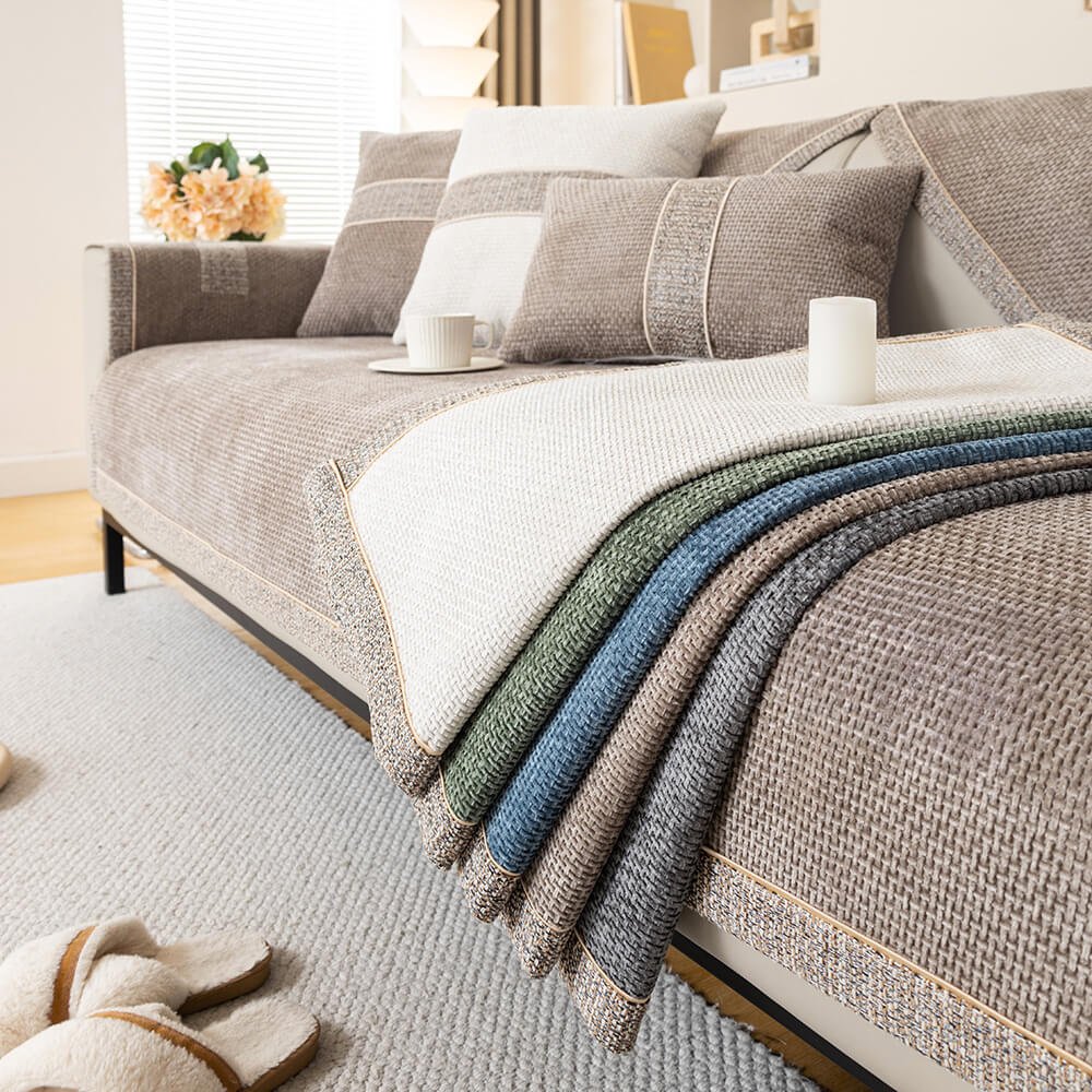"Stijlvolle CozyGuard bankhoes van luxe chenille in grijs, beschermt en vernieuwt uw woonkamer met chic en comfort."