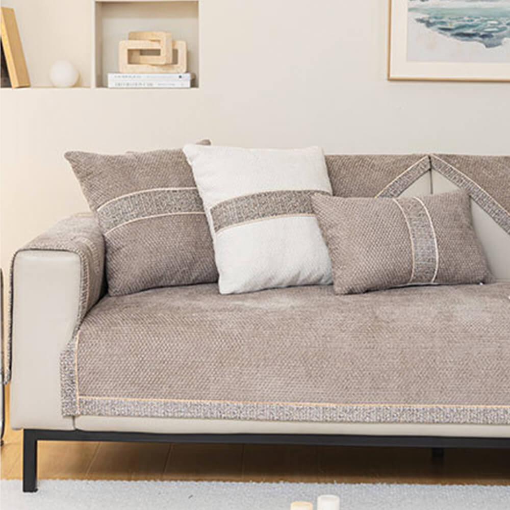 "Stijlvolle CozyGuard bankhoes van luxe chenille in grijs, beschermt en vernieuwt uw woonkamer met chic en comfort."