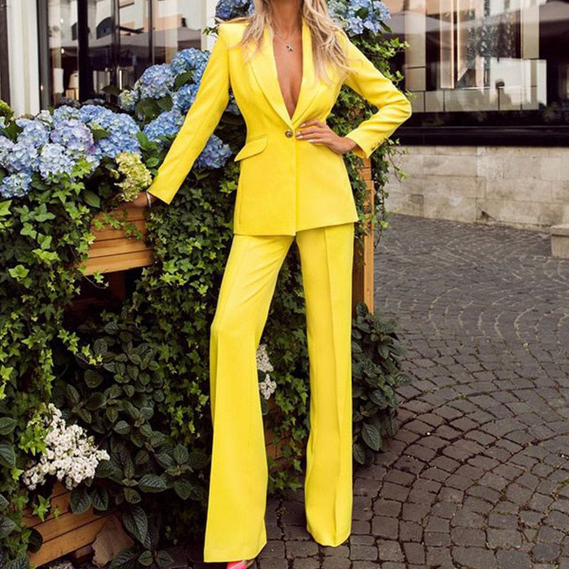 Stijlvolle dames blazer set met getailleerde blazer, V-hals, gouden knoop, rechte broek. Verkrijgbaar in diverse kleuren.