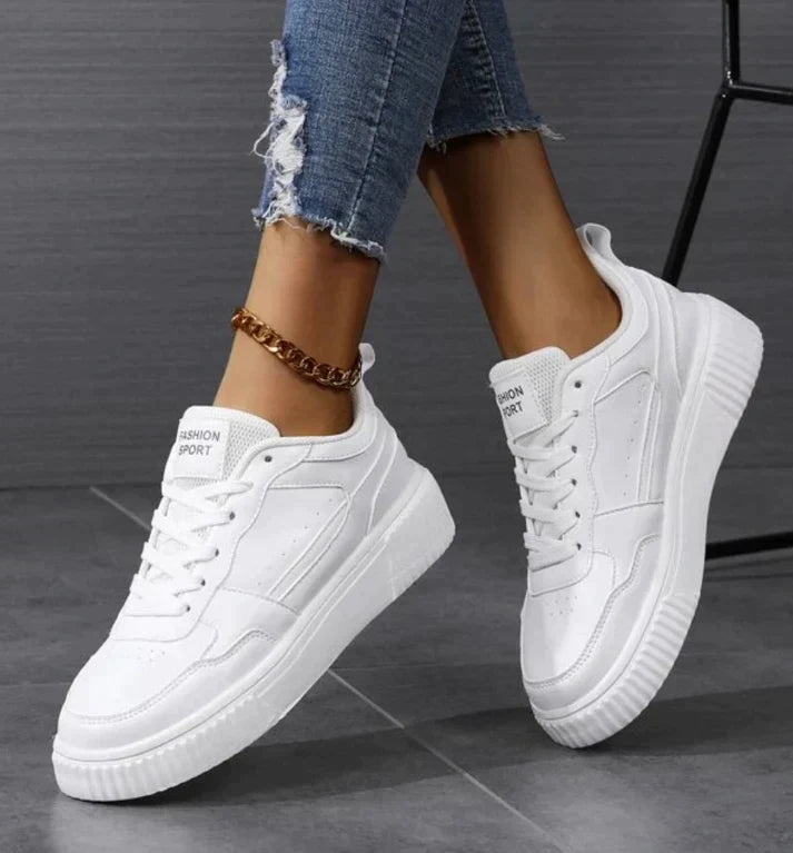 "Stijlvolle dames sneakers in zwart met wit. Modern design, ademende materialen en antislipzool bieden comfort en grip."