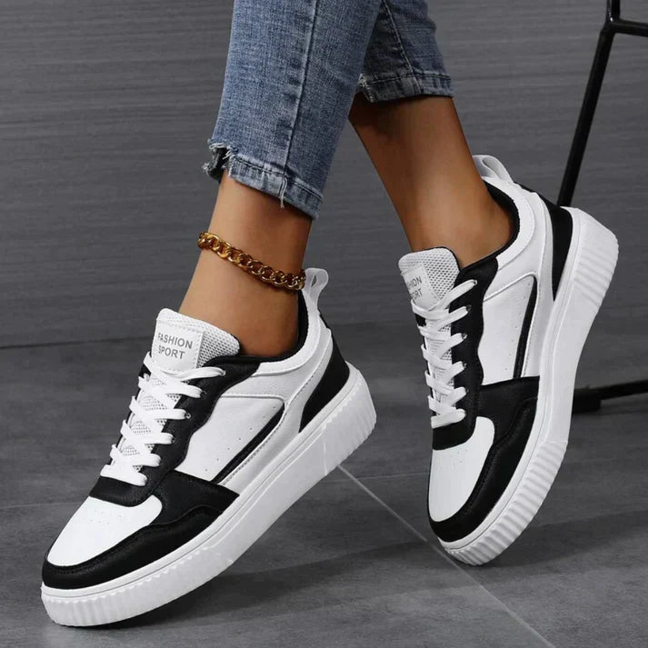 "Stijlvolle dames sneakers in zwart met wit. Modern design, ademende materialen en antislipzool bieden comfort en grip."