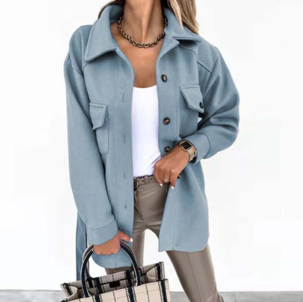 "Stijlvolle dames voorjaarsjas met elegante snit en weerbestendige stof, perfect voor comfort en stijl in de lente."