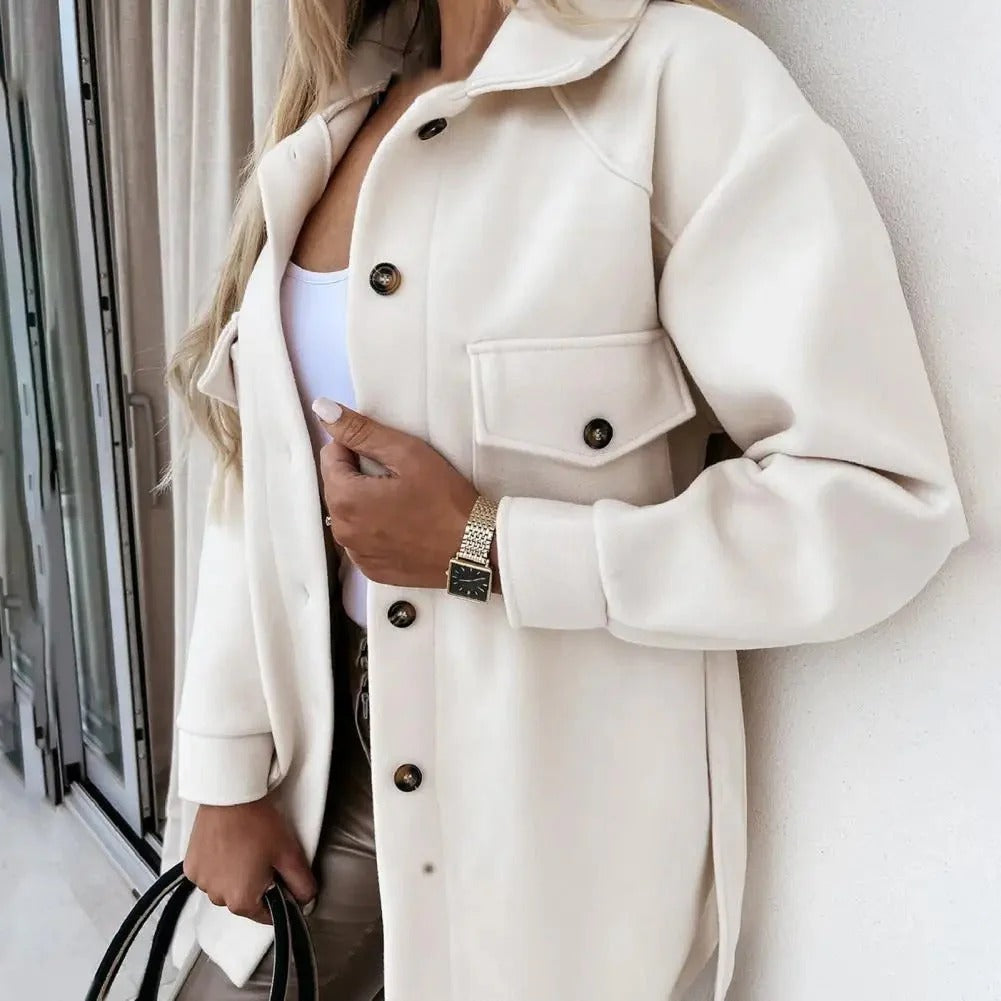 "Stijlvolle dames voorjaarsjas met elegante snit en weerbestendige stof, perfect voor comfort en stijl in de lente."