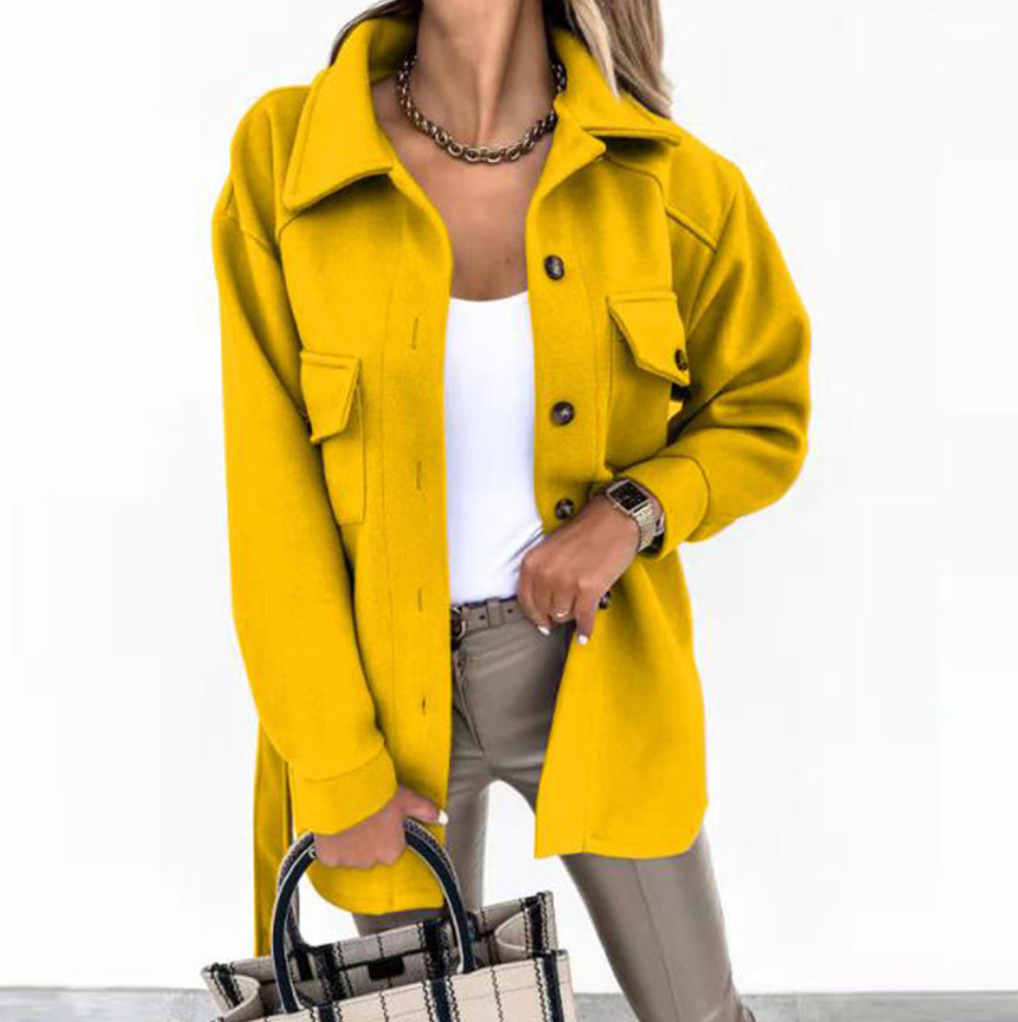"Stijlvolle dames voorjaarsjas met elegante snit en weerbestendige stof, perfect voor comfort en stijl in de lente."