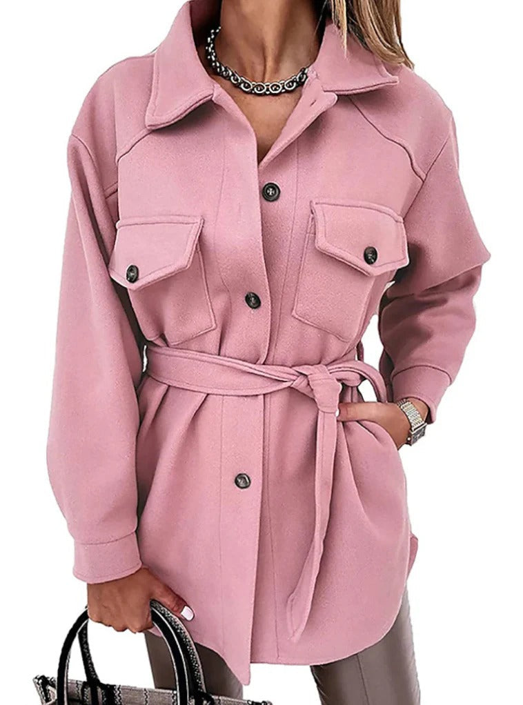 "Stijlvolle dames voorjaarsjas met elegante snit en weerbestendige stof, perfect voor comfort en stijl in de lente."