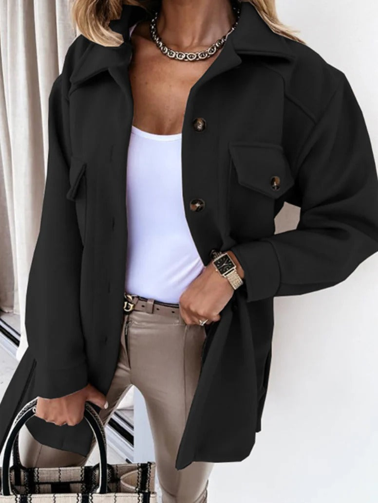 "Stijlvolle dames voorjaarsjas met elegante snit en weerbestendige stof, perfect voor comfort en stijl in de lente."