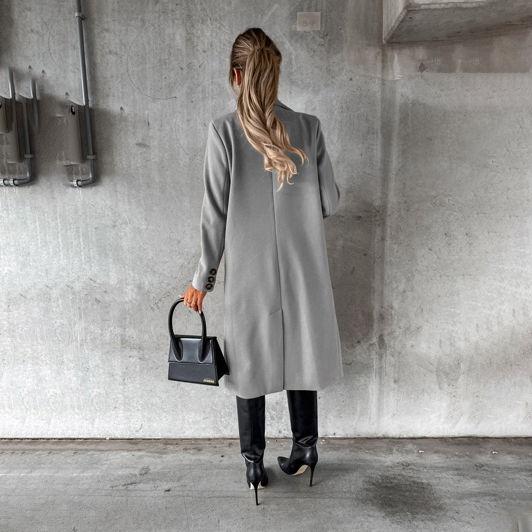 Stijlvolle dames winterjas met strakke lijnen, warme isolatie en diverse kleuren. Perfect voor koude dagen, elegant en comfor