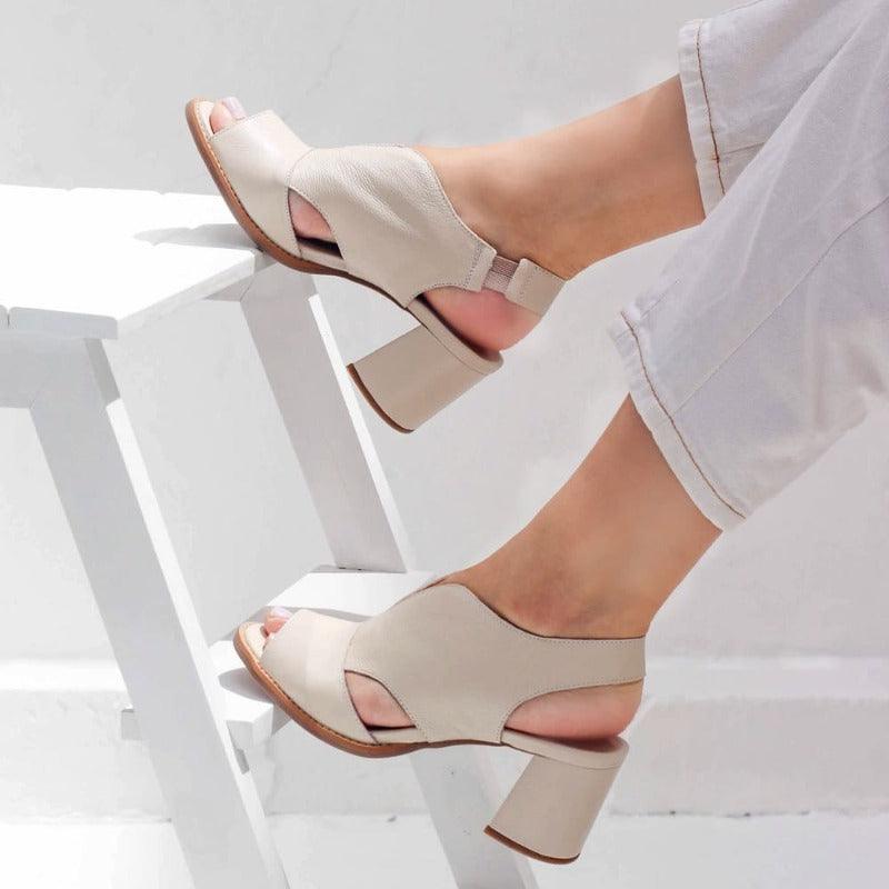 "Stijlvolle damessandalen met beige blokhak, open design en verstelbare bandjes voor comfort en stabiliteit"