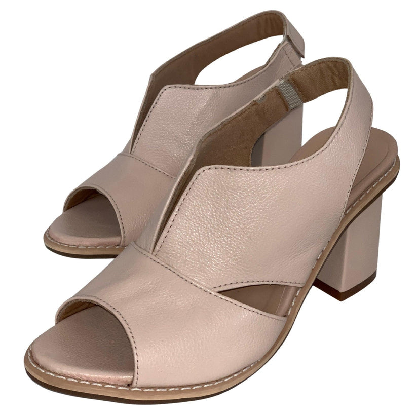 "Stijlvolle damessandalen met beige blokhak, open design en verstelbare bandjes voor comfort en stabiliteit"